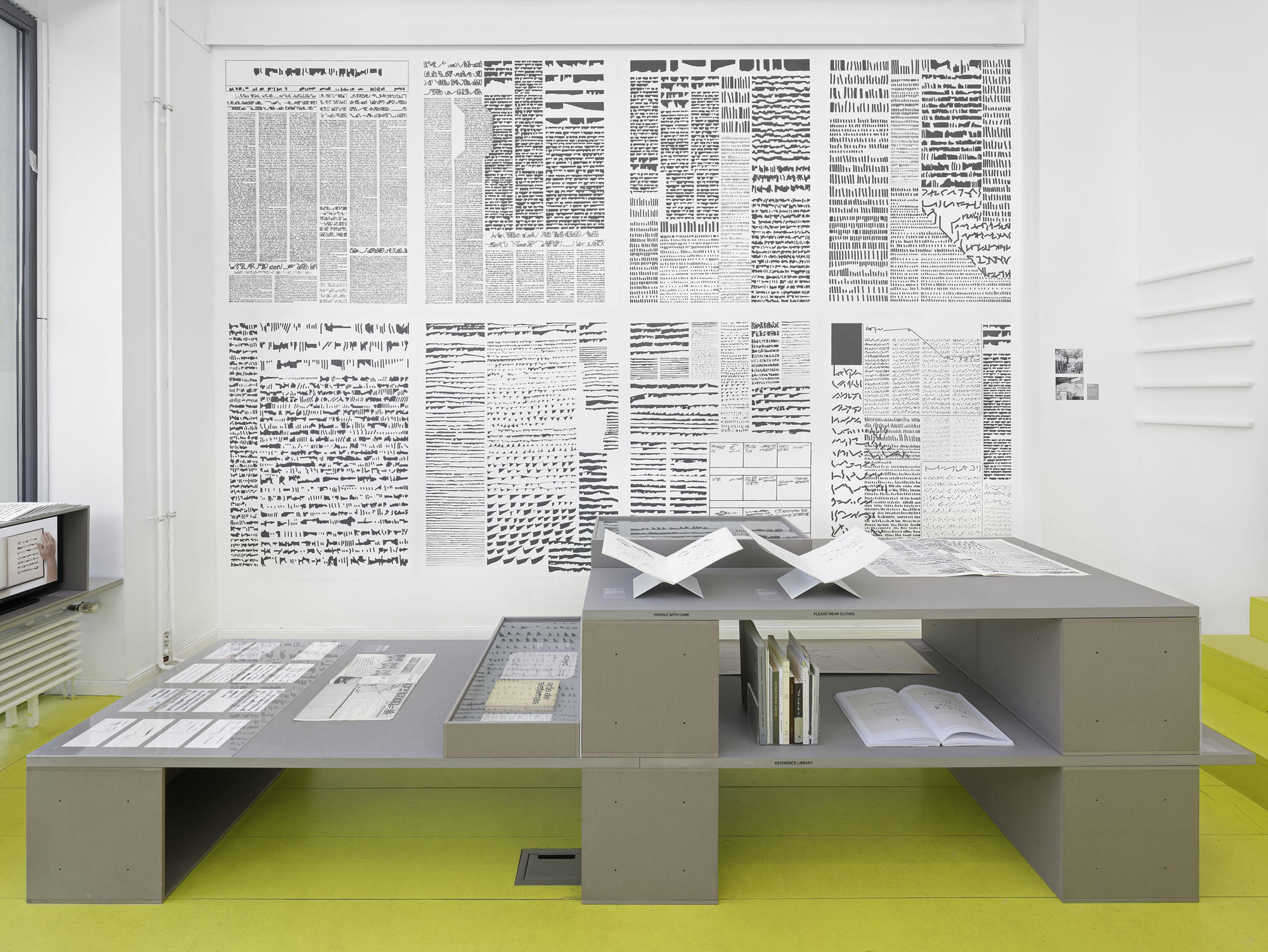 Image Credit: Installationsansicht "Mirtha Dermisache: To Be Read" bei A—Z, mit Diario N° 1 Año 1 als Wandinstallation. Foto: Hans Georg Gaul. (c) 2024 Legado Mirtha Dermisache / Herlitzka & Co. / Estate Guy Schraenen.